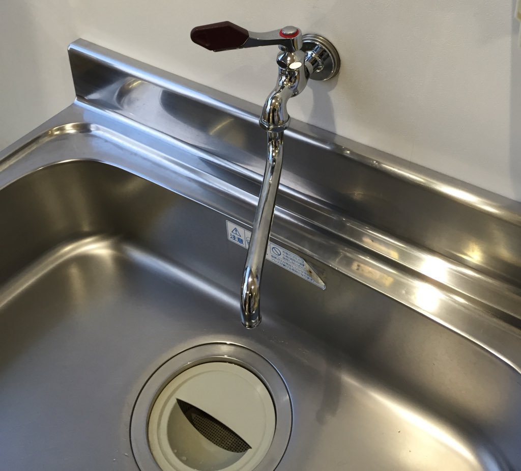 マサ 社畜王子 Pa Twitter 静岡県は蛇口からお茶出るらしいよ 愛媛県にはポンジュースでる蛇口があるらしい じゃあうどんで有名な香川県は麺つゆが出る蛇口とかあんのかな Ww 人人人人 あった Y Y Y T Co Oyj4ynwven