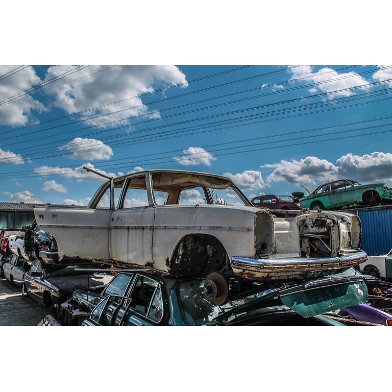 polkjunkcars's tweet photo. RT oldcar_photo #Hamburg #Mercedes #Benz #Mercedesbenz #car #oldcar #old #destroy #destroycar #unfall #crash #sky β¦ https://t.co/iFbUh8ojES