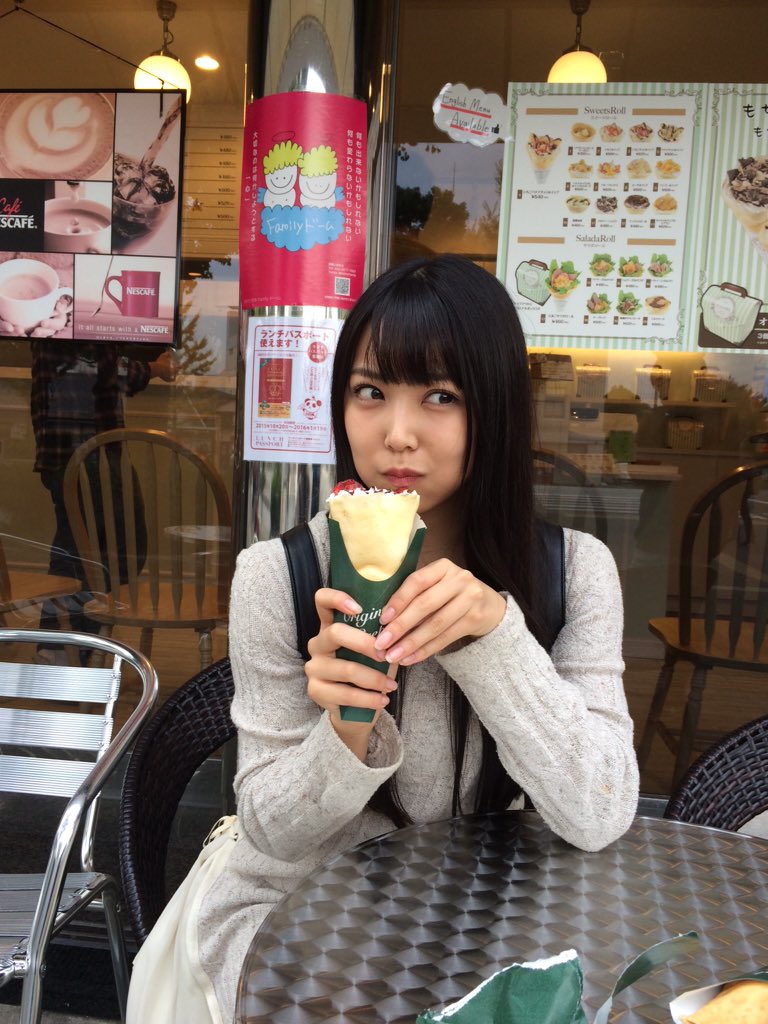 shiromiru36's tweet photo. 姫路城に行ってきたよーー😊❤️

よく、NMBとまなぶくんで写真とか見ていたので想像してたのですが、、想像以上に！！
綺麗で魅力的でした😳

そして、クレーープさん🎀 https://t.co/1ej04S65VA
