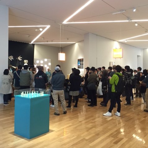 fukibow's tweet photo. 展覧会初日のオープニングイベント「明和電機社長アート視察」緊急開催にも関わらず、大勢の皆様にお集り頂きました。最後は美術館での社長自らの作品解説から、なんとライブまで！土佐社長、本当にありがとうございました。 https://t.co/iZwsoDnqol