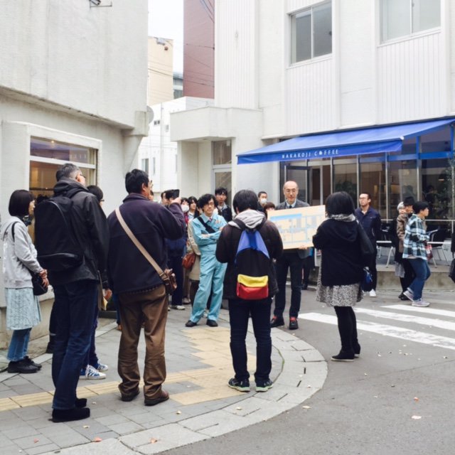 fukibow's tweet photo. 展覧会初日のオープニングイベント「明和電機社長アート視察」緊急開催にも関わらず、大勢の皆様にお集り頂きました。最後は美術館での社長自らの作品解説から、なんとライブまで！土佐社長、本当にありがとうございました。 https://t.co/iZwsoDnqol