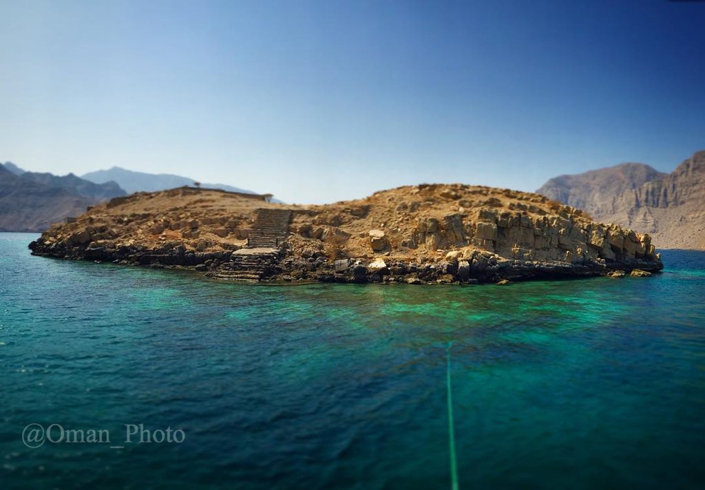 Oman_Photo's tweet photo. جزيرة التلغراف بمسندم محطة للإطلاع للتضاريس والطبيعية..سميت بالاسم كونها شهدت مرور أول خط تلغراف بالشرق الاوسط 1864م https://t.co/eeMANXRPPF