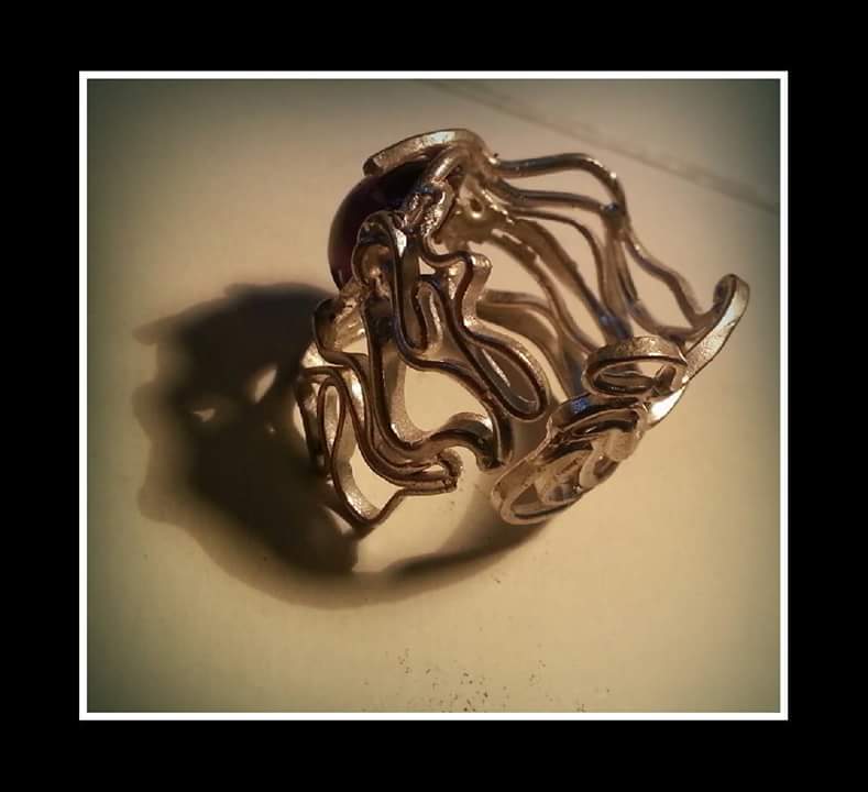 artisticalmente's tweet photo. #anello intrighi argento e ametista 
Sviluppo articolato e mutante, la luce armonizza il caos
@vogue_italia https://t.co/qo9dBTBD95