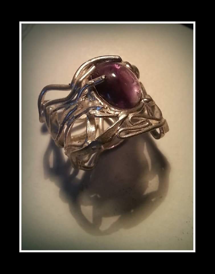 artisticalmente's tweet photo. #anello intrighi argento e ametista 
Sviluppo articolato e mutante, la luce armonizza il caos
@vogue_italia https://t.co/qo9dBTBD95