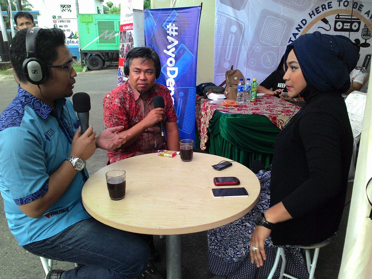 Mas @tofazenith (Presiden <a href="/TanganDiAtas/">Komunitas Pengusaha Tangan Di Atas (TDA)</a> 4.0) dan <a href="/Tomycorleone/">Don Corleone</a> (<a href="/TDAPadang/">TDA Padang</a>) sedang on Air di <a href="/ClassyFM/">Radio Classy 103.4 FM Padang</a> #PWTDAPadang