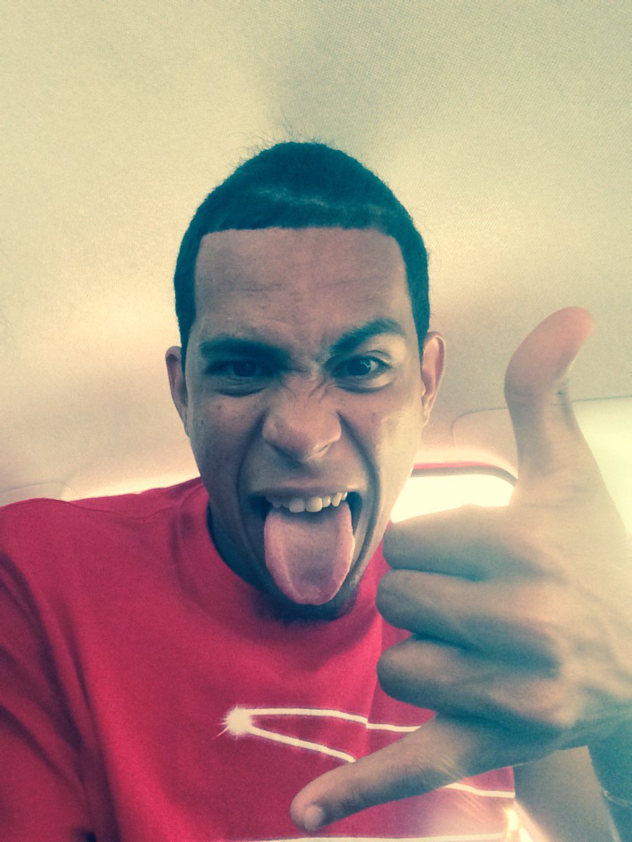 S_anda_P_anda's tweet photo. Getting my selfie game on. So suck at this but going all out lol. Help me win #helpmyselfie #12hrsCloseup https://t.co/6DI8DgQZ5T