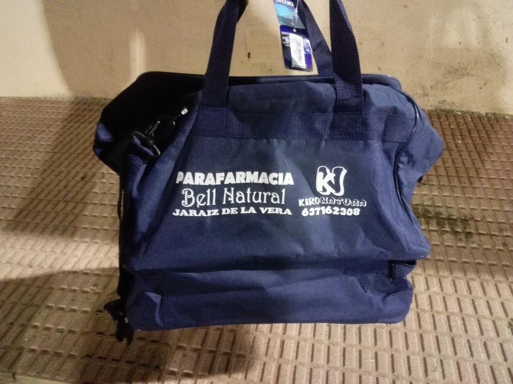 cfjaraiz's tweet photo. Ayer repartimos bolsos y anoraks para los jugadores del equipo de R.P. gracias a nuestros patrocinadores https://t.co/VilaNWaUTK