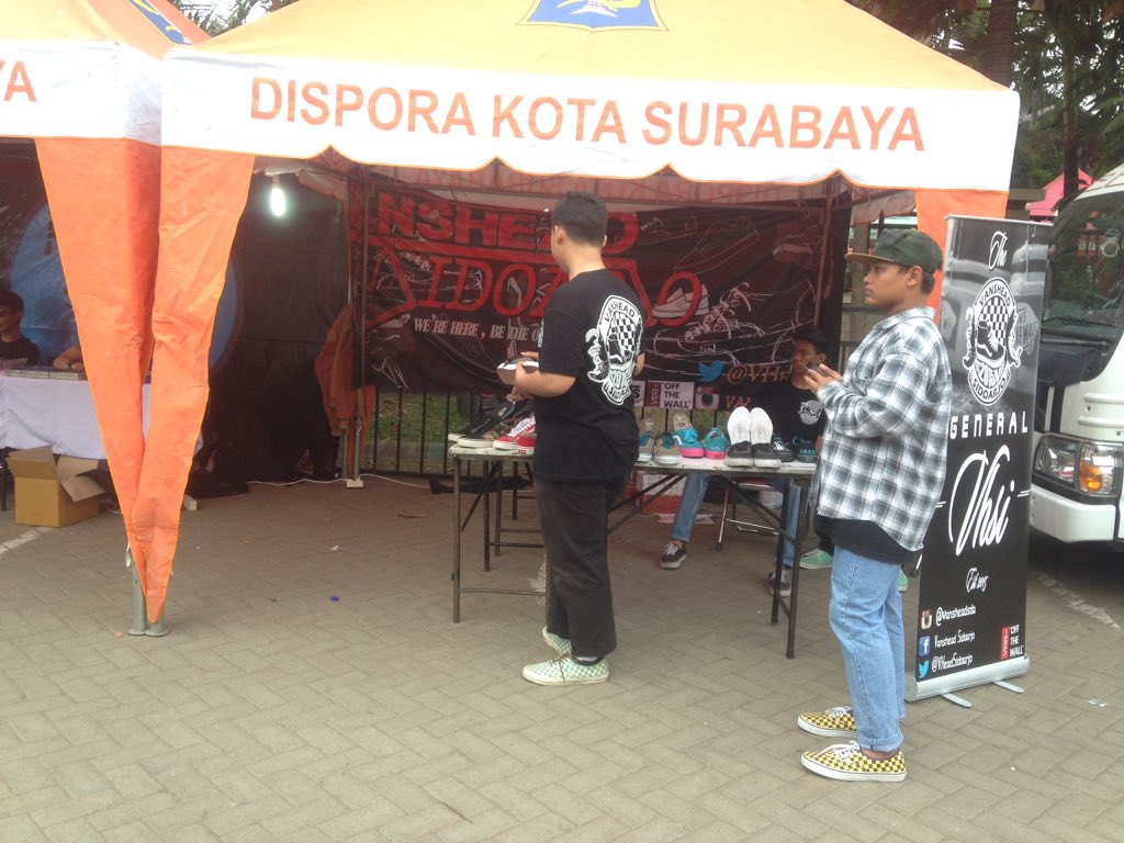 yang kece dan kekinian pasti tau sepatu Vans kannn? di #Liberty2k15 ada komunitas dari Vanshead Sidoarjo nih!👟