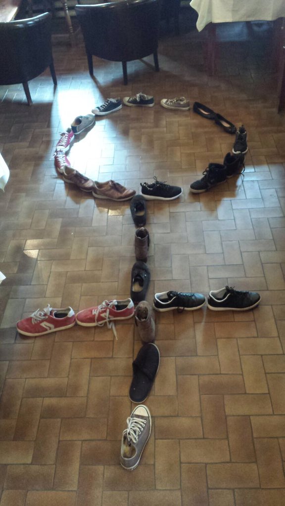 RoniHoti's tweet photo. Warum wird und vorgeschrieben, welche Schuhe wir kaufen müssen? Frau* oder Mann scheißegal?! #smashsexism #SVbasics https://t.co/oFZr408ohk