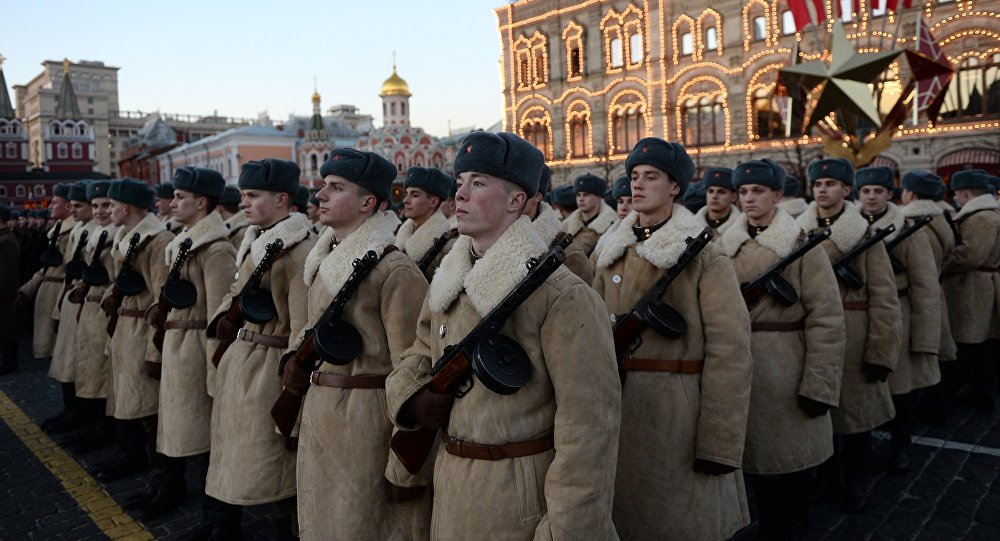Когда состоялся военный парад на красной площади. Парад 7 ноября 1941. Парад 7 ноября 1945 года в Москве на красной площади. Парад на красной площади 7 ноября 1941. Легендарный парад 7 ноября 1941 года реконструкция.
