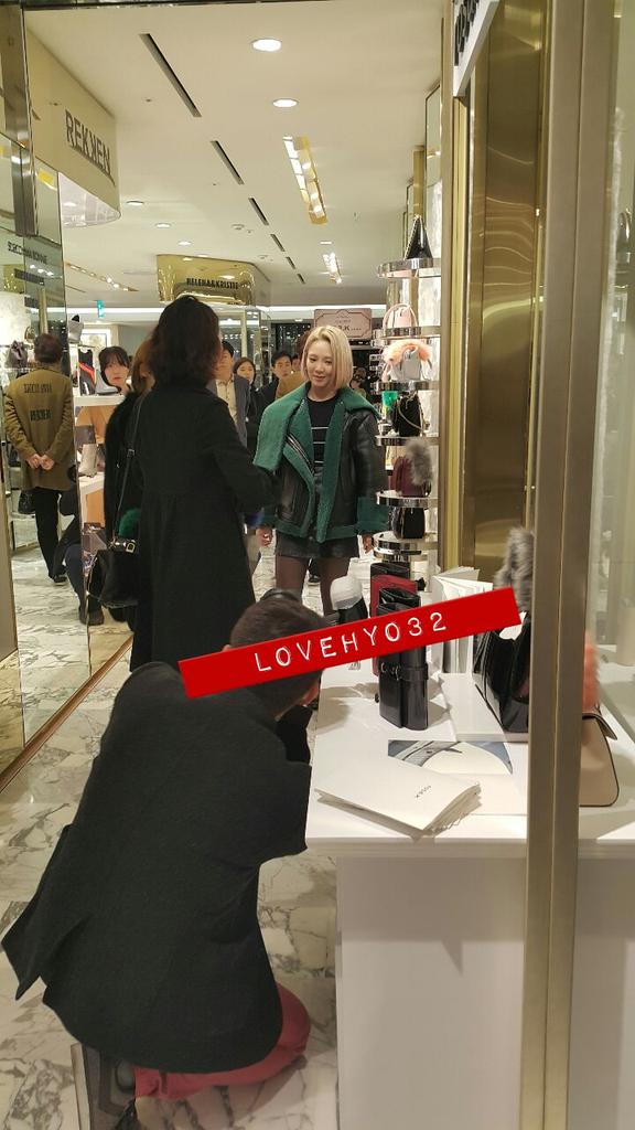 [PIC][07-11-2015]HyoYeon tham dự "Rosa.K Store Event" vào chiều nay CTMzvazUEAEeGQm
