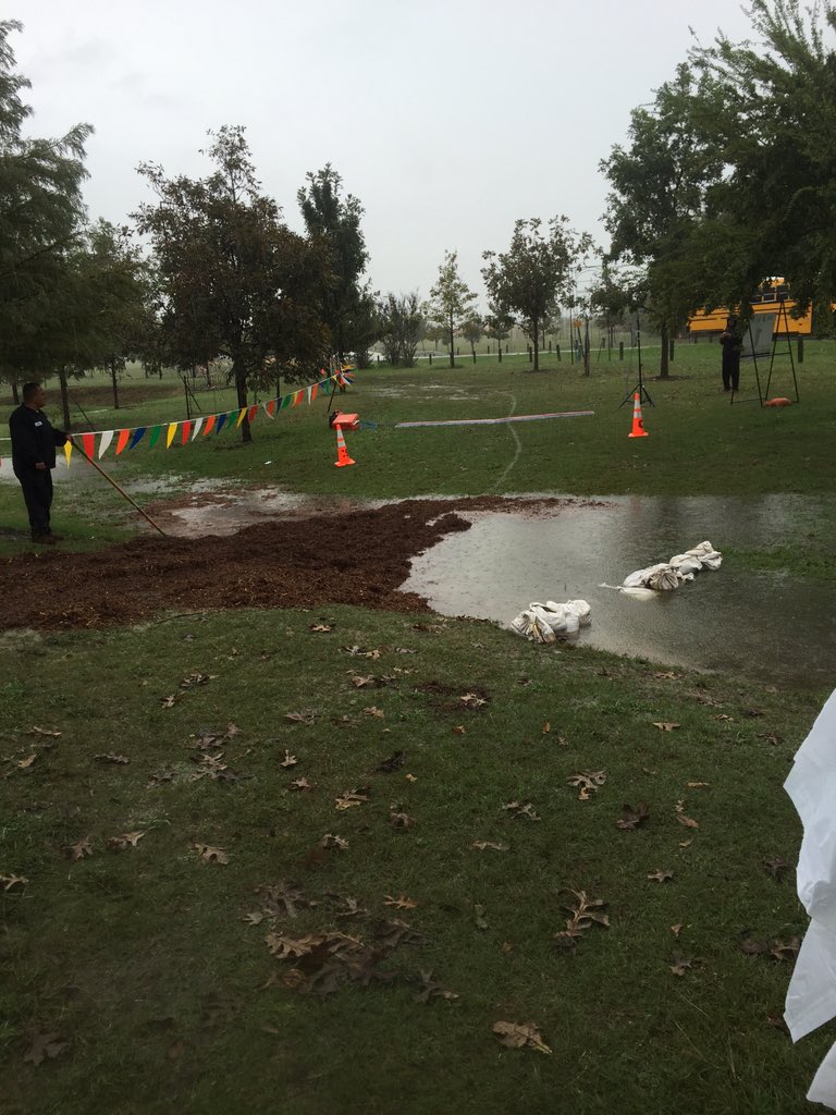 AISDBeeBoosters's tweet photo. Scene at the 1 mile marker at the #STATE #CrossCountry Meet this morning! #FlyBeesFly #RespectAllFearNone #AHS https://t.co/tI9TkPKUNN