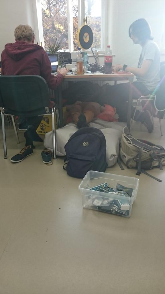 VHirt23's tweet photo. Jap so langsam brauchen manche n Powernap :D #hackallnight #HackStgt2015 #coding https://t.co/NjJBjOjThP