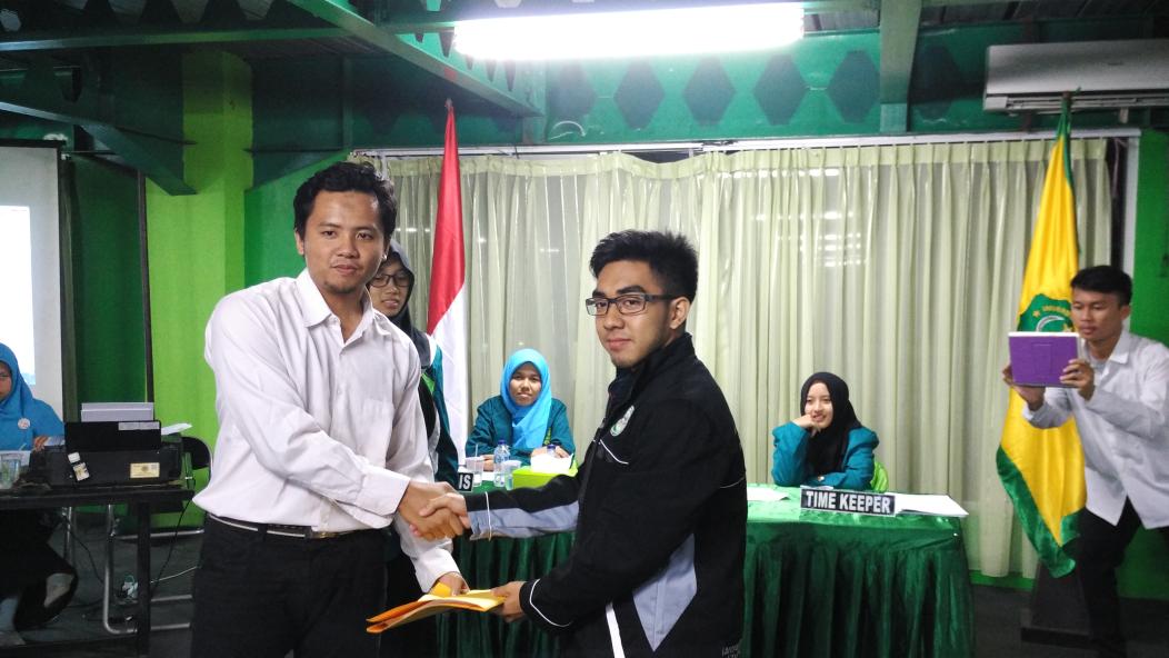 Selamat <a href="/MuhammadArlek/">muhammad arlek</a>, yang terpilih sebagai ketua umum karim periode 2015/2016. Baarakallah. #KarenaKitaKeluarga.