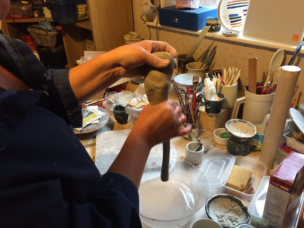 dbenhamceramics's tweet image. Pulling handles and trimming feet today x #pottery #pullinghandles #trimmingpots