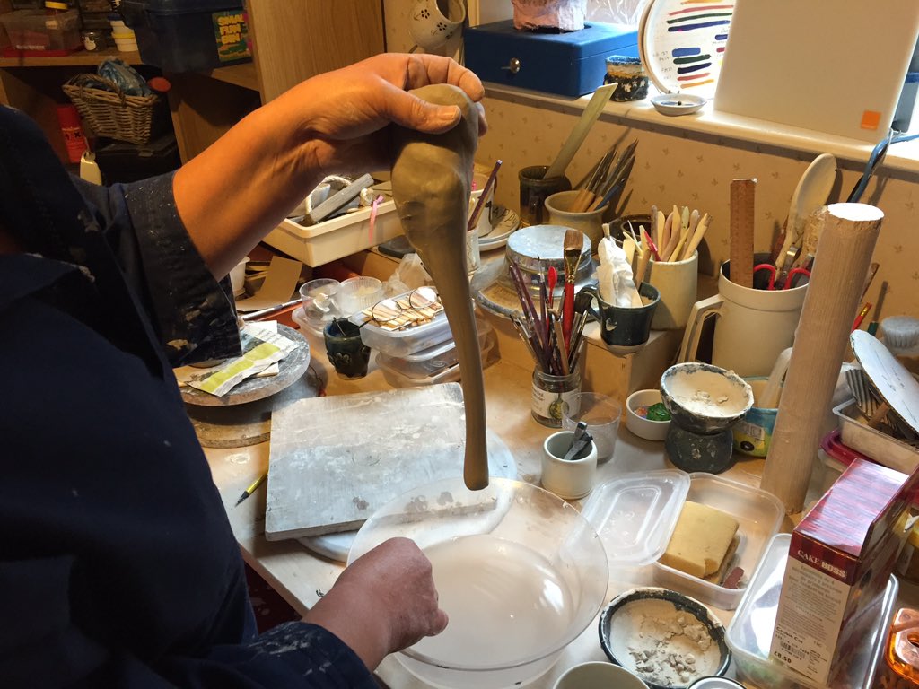 dbenhamceramics's tweet image. Pulling handles and trimming feet today x #pottery #pullinghandles #trimmingpots