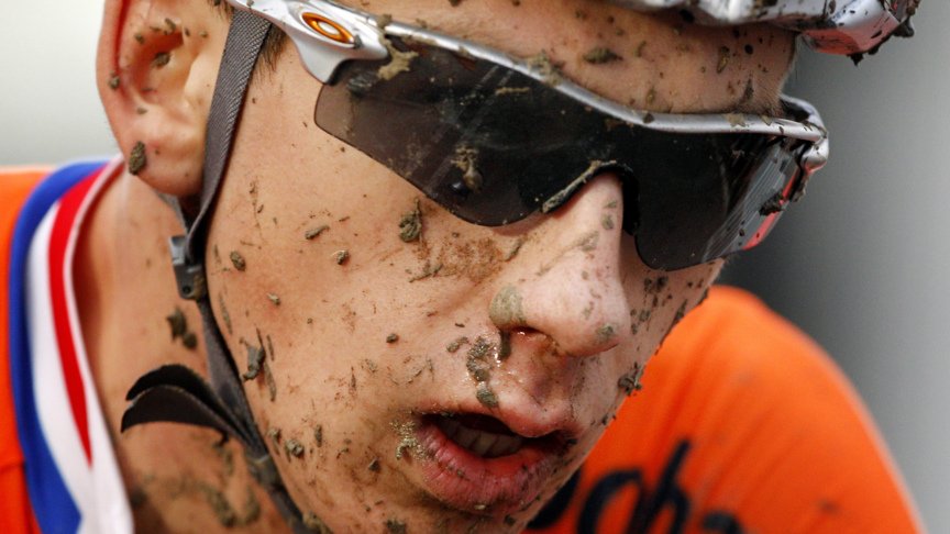 Lars van der Haar verslaat favoriet Wout van Aert en pakt de 1e Europese titel veldrijden. nos.nl/artikel/2067668