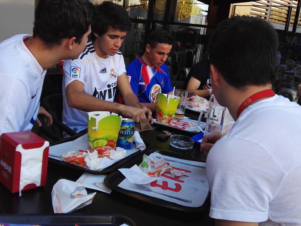 NorthWestFC_'s tweet photo. Nuestros jugadores celebrando el triunfo de hoy a lo grande. Enormes chavales, el fin de que viene más y mejor https://t.co/042xk15lhp