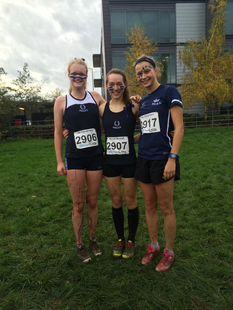 OUTriC's tweet image. Triathlon girls run cross country #lovethemud