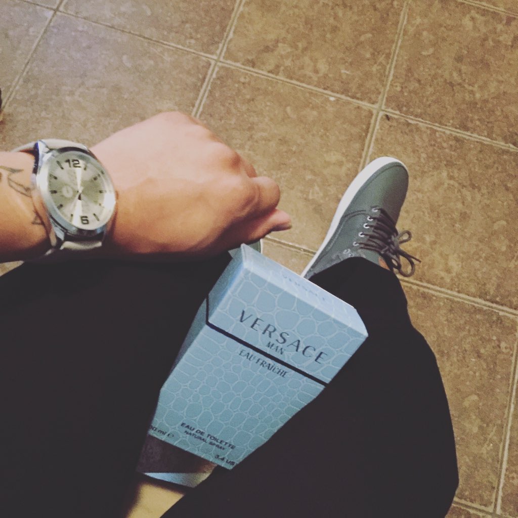 ar1992ramos's tweet photo. VERSACE 🎈🎉 https://t.co/apQjovIYHp