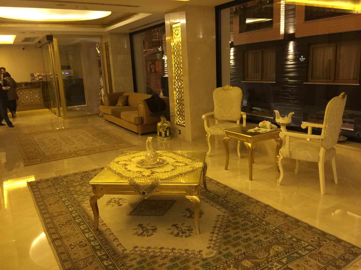 Sheikh_Rehmat's tweet photo. If lobby's the first impression of a hotel, this place pulls you in with its glitter. HT to the designers! https://t.co/yZ8o1P6G8j