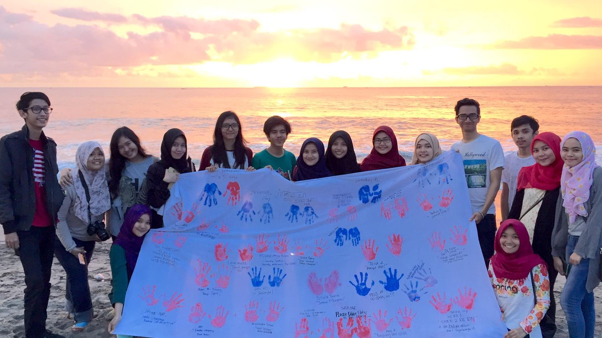scoraunand's tweet photo. Today!! Our first time collecting hands stamps for WAD 2015 https://t.co/r0Y7plPlyI