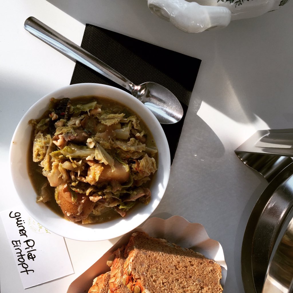 BRINGBOCK's tweet photo. #Lecker und #vegan, der grüne Pilzeintopf der #Schnabulierfabrik. Ein toller, alternativer #Caterer. https://t.co/yy9miKuEKW