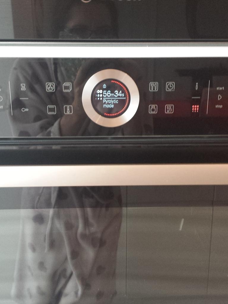 carlysmith85's tweet photo. #AnneMarieWarham 
Youd love my oven.....no cleaning required! https://t.co/fYPiZhhglB