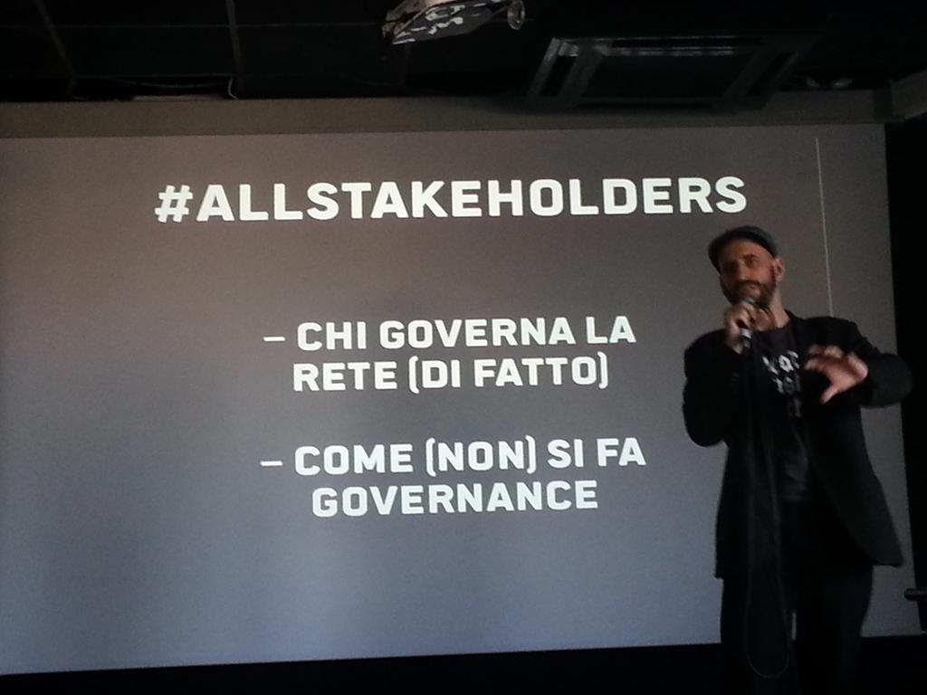 GUIDOdipp's tweet photo. All' #IUFItalia2015 @vonlynX spiega chi governa la Rete. #Internet #governance #stakeholders https://t.co/QMaB7Z02nC