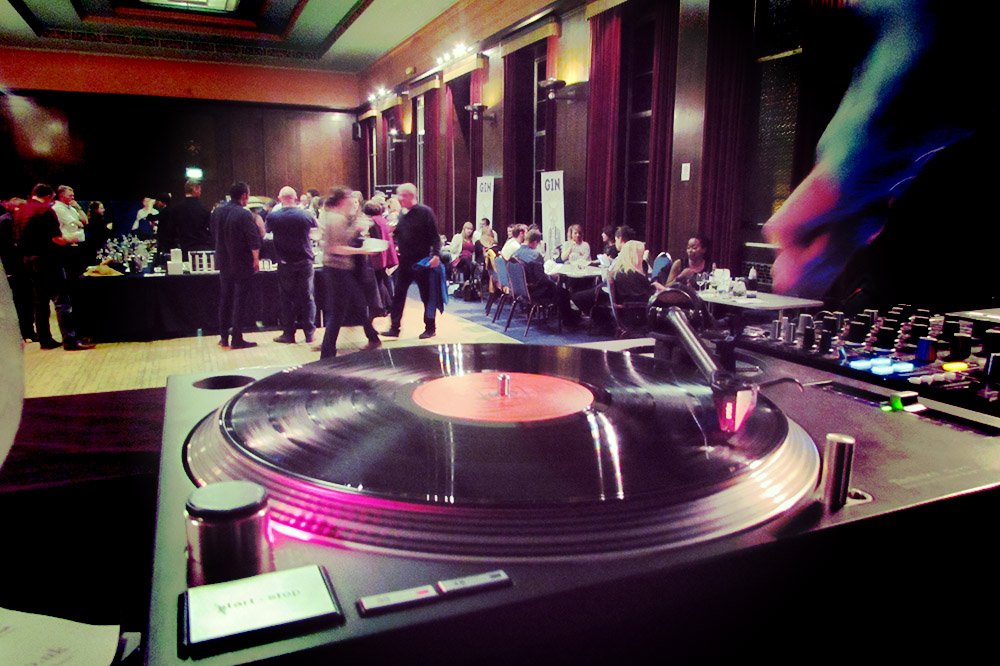 Gin_Jamboree's tweet photo. Day67 #100DaysOfGin Wonderful night of #Gin at the Jubilee Hall was ace! Sebastian & Fernando #MindFair fox DJs! https://t.co/pIm3XVKxPR