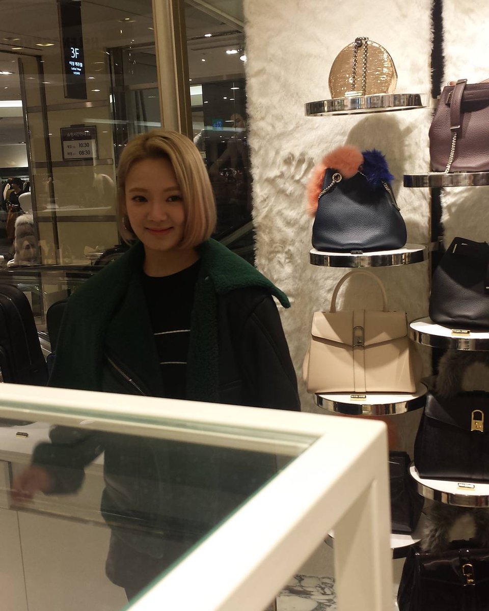 [PIC][07-11-2015]HyoYeon tham dự "Rosa.K Store Event" vào chiều nay CTNMDjNVEAAXK_N