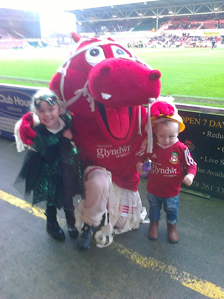 Rich_Hopwood's tweet photo. First time Alfie has let the @Wrexham_AFC Dragon come anywhere near him. #BobTheBuilder #BatWitch #WxmAFC https://t.co/v5oe510fip