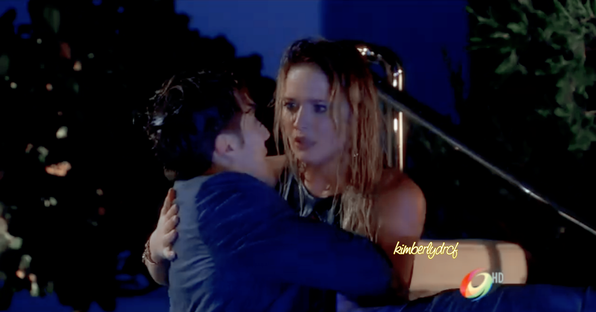 KimberlyDRCF's tweet photo. Fernanda ayuda a Perico a reanimarse 🙈 @Kimy2Ramos https://t.co/bsSH4zgmSf