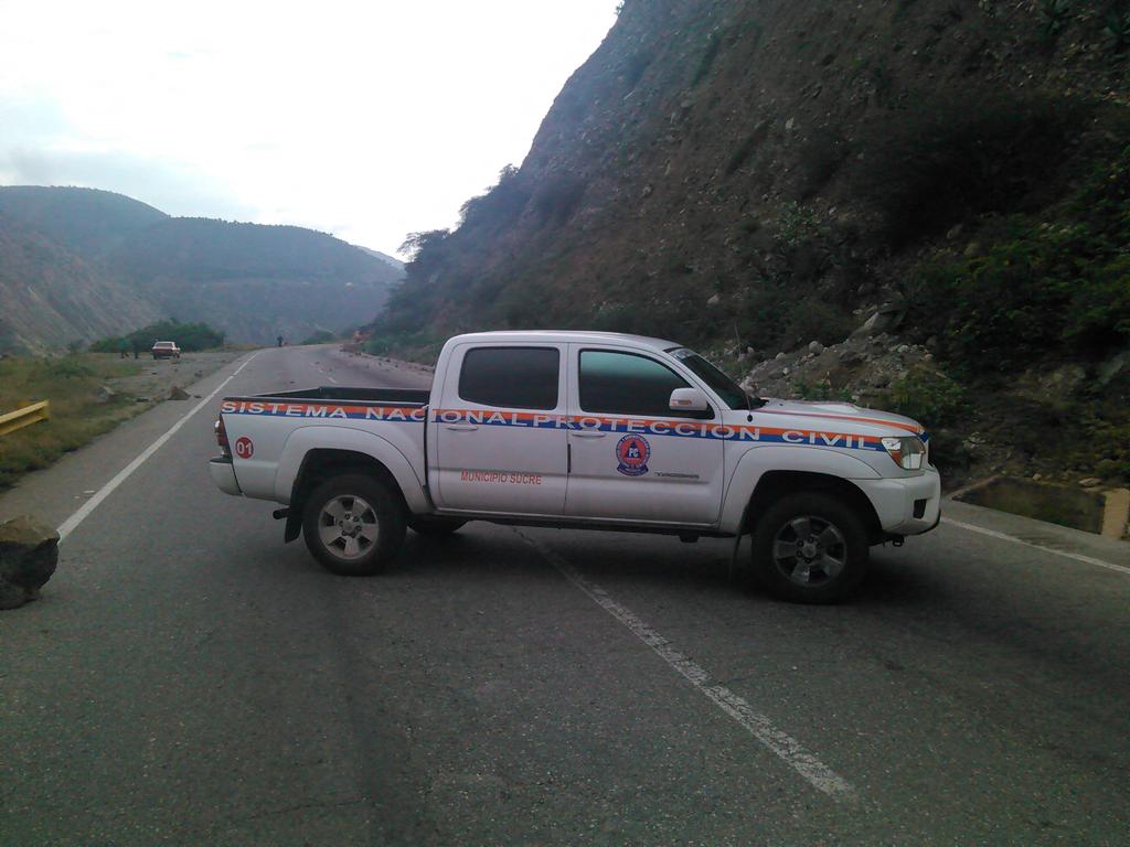 ivanrive3's tweet photo. #Meridas Informa @PCSucreMRD: PRECAUCION maquinaria trabajando en la Troncal 7 Puente Viejo - Los Limos @AronVarelaP https://t.co/MRYyObTna9