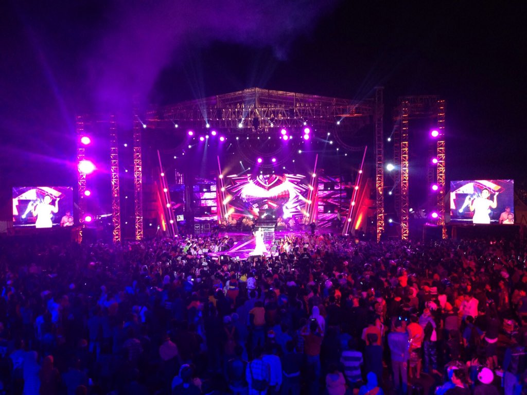 Indosiar's tweet photo. Rame banget warga Bandung yang berkumpul di Lapangan Tegalega untuk lihat langsung #DAMI2015 https://t.co/1czI0QiVki
