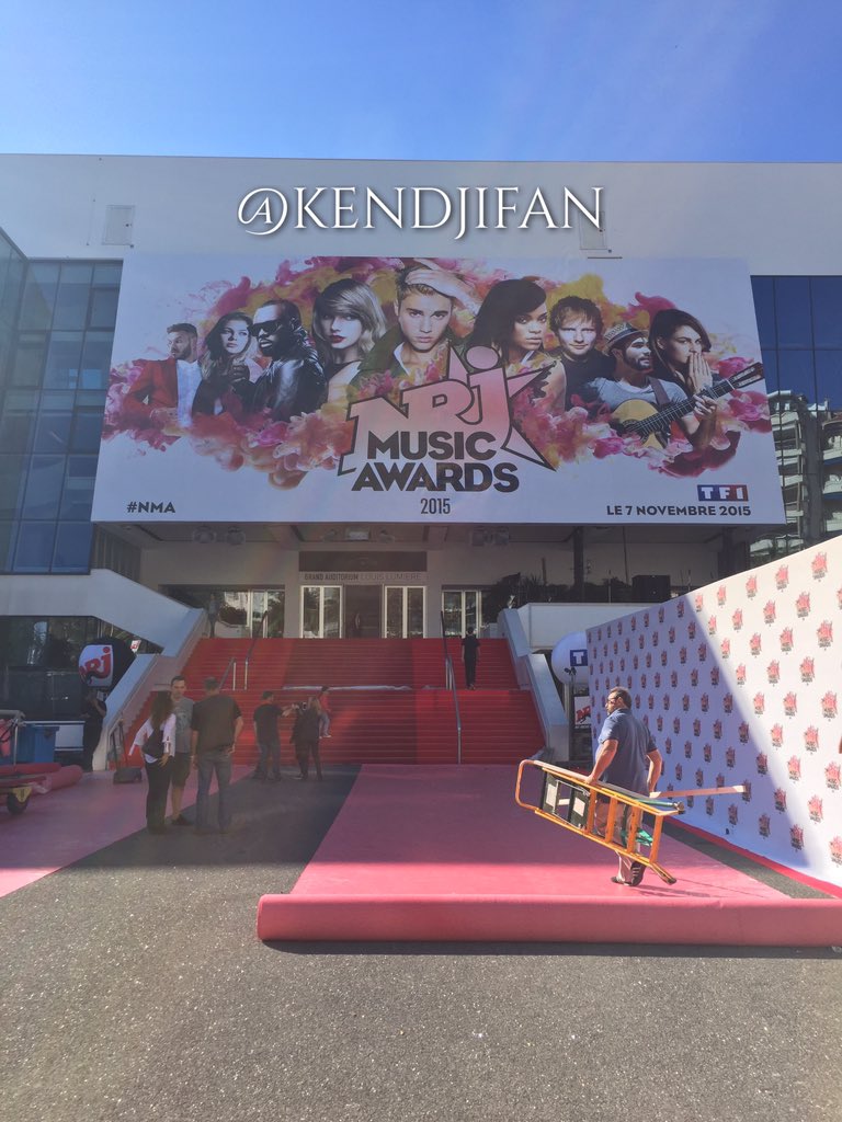 teamkendjisite's tweet photo. Toujours en direct de #Cannes la cérémonie se prépare ! 😉 #NMA2015 https://t.co/lqLCxqBWly