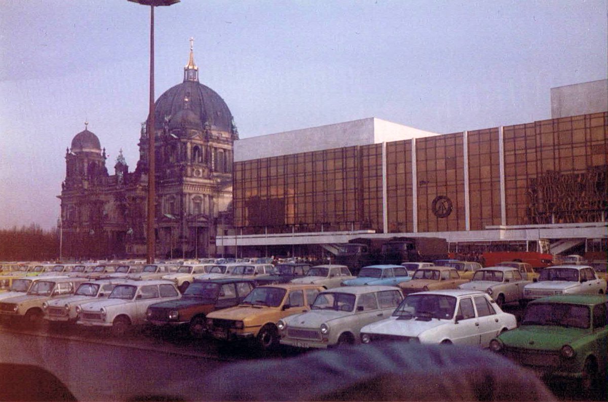 julkinen's tweet photo. A look 30 years in the past. #EastBerlin #December1985 https://t.co/8QN0FR9Gl6