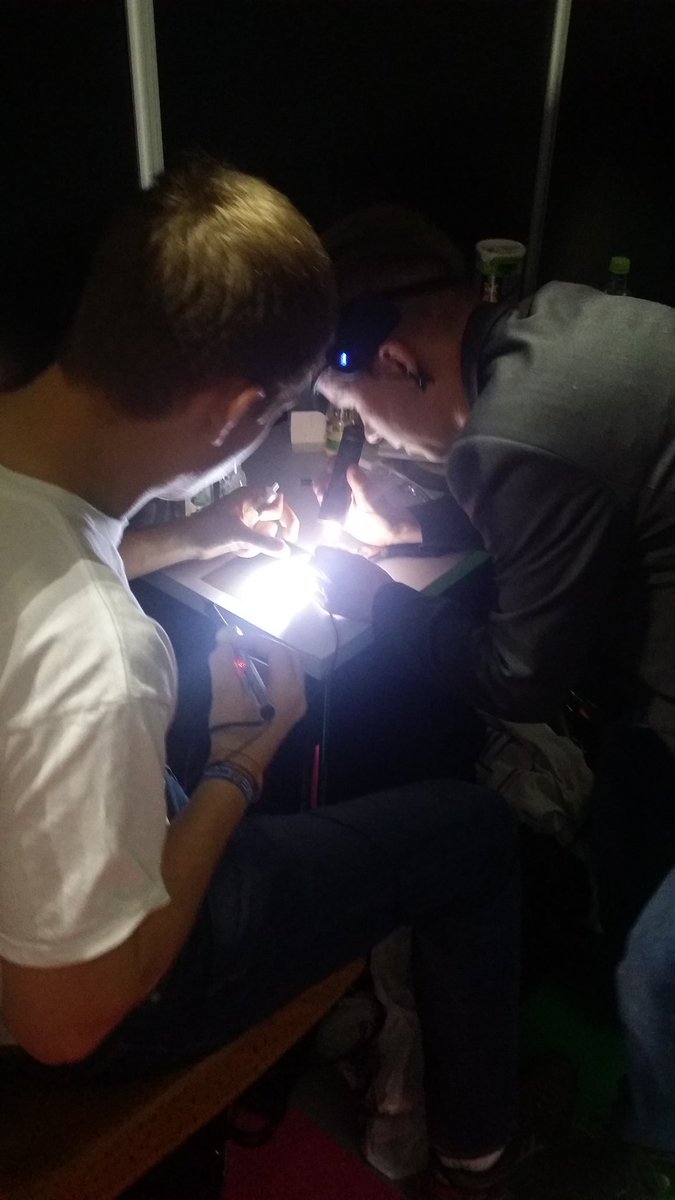 TurboDevs's tweet photo. Worms på Dreamcast med Emotiv hjernestyring er nede pga knekt laptoplader. Elektriker og elektroingeniør er på saken https://t.co/7bEnxeW2cT