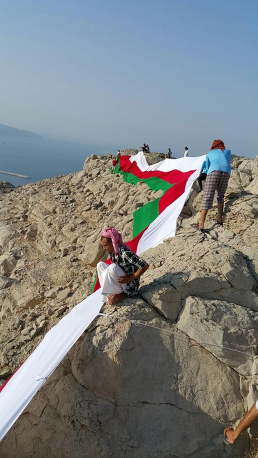 National_Day45's tweet photo. شباب #مسندم يقومون بتعليق علم السلطنة على قمة أحد الجبال بالمحافظة.
#نوفمبر_المجيد_بعيون_عمانيه2 
عبر: @arifalshehhi https://t.co/uxjeBLF7zO