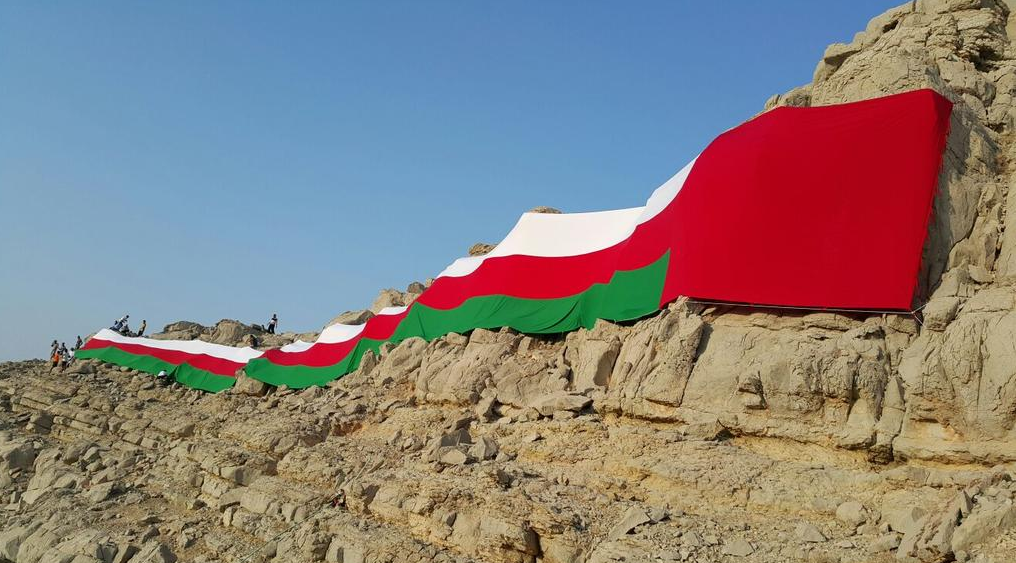 National_Day45's tweet photo. شباب #مسندم يقومون بتعليق علم السلطنة على قمة أحد الجبال بالمحافظة.
#نوفمبر_المجيد_بعيون_عمانيه2 
عبر: @arifalshehhi https://t.co/uxjeBLF7zO