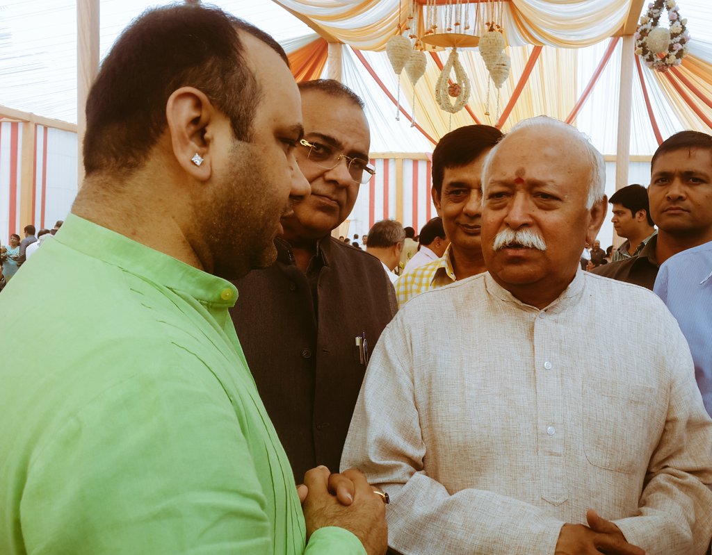 MaheishGirri's tweet photo. राष्ट्रीय स्वयंसेवक संघ के परम् पूजनीय सरसंघचालक श्रीमान मोहनराव जी भागवत का मार्गदर्शन प्राप्त करने का सौभाग्य मिला https://t.co/L4f9eojCl1