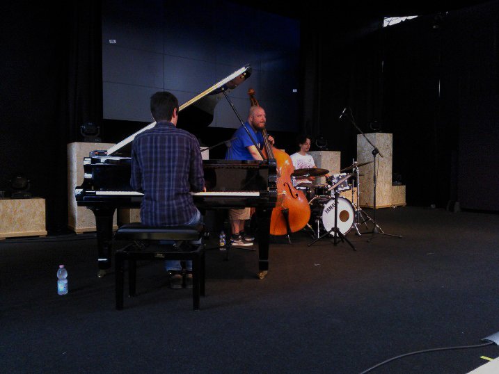 tscapitalecaffe's tweet photo. Alle 18:30 vieni ad ascoltare l'ultimo concerto jazz di tscapitalecaffe! #jazz #caffè col TRIO JAZZ DEL FORMICAIO! https://t.co/wgpRVQBcN5