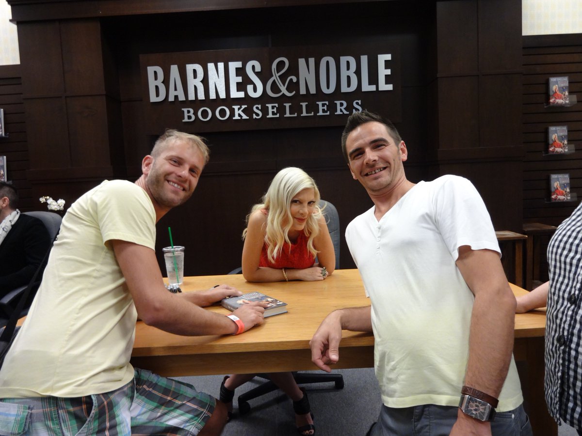 Les_Gars's tweet photo. @Tori_Spelling Back in LA soon, of course specially for you like 2 years ago :-D Wanna meet up? Hugs from France :p https://t.co/9eyCZgS9Uh
