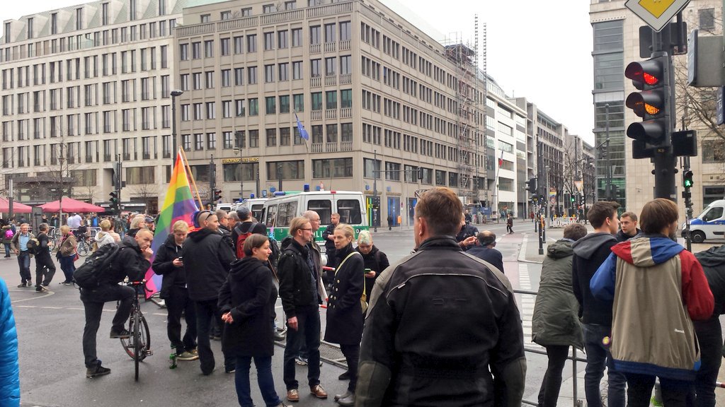 flecks's tweet photo. 1410 Erste #StoppAfD bei #UnterdenLinden #Wilhelmstr #BrandenburgerTor
Es dauert vom #Alex 30 min über #U2
#AfDDemo https://t.co/v2HIPD0Gip