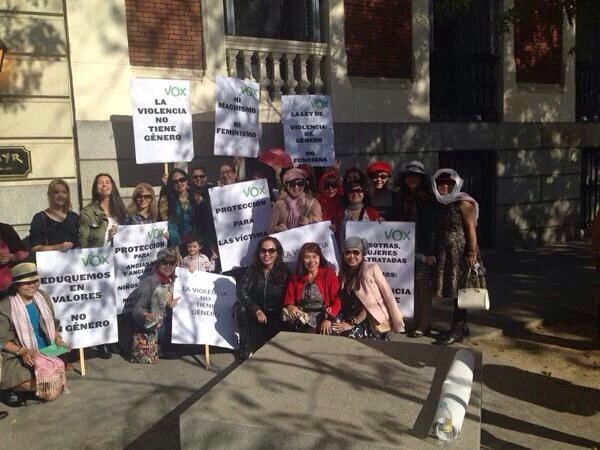 Vox irrumpe en la marcha feminista con pancartas de "NI MACHISMO NI FEMINISMO" CTNi85bWoAAfPxp