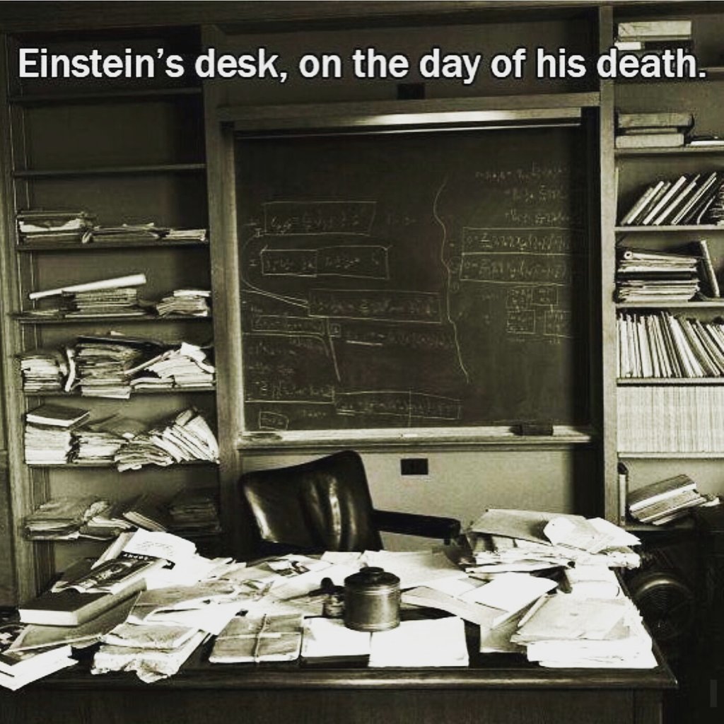 Öldüğü gün Einstein'in masası
#science #AlbertEinstein #physics #fizikist