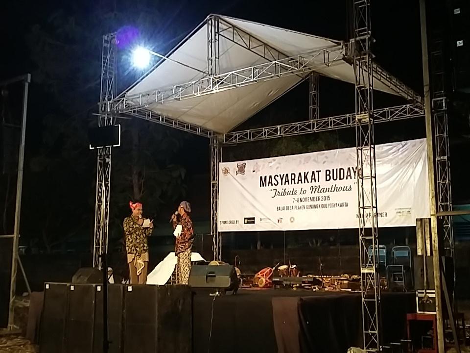 MC ketje kita malam ini... yuk yuk yuk yang belum kesini buruan kesini .. Campursarinya akan mulai sebentar lagi ..