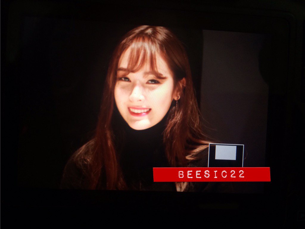 [PIC][07-11-2015]Jessica tham dự buổi Fansign cho dòng mỹ phẩm "J.ESTINA RED" tại "Myeongdong Lotte Cinema" vào chiều nay - Page 2 CTNkqRSVEAA-DmQ