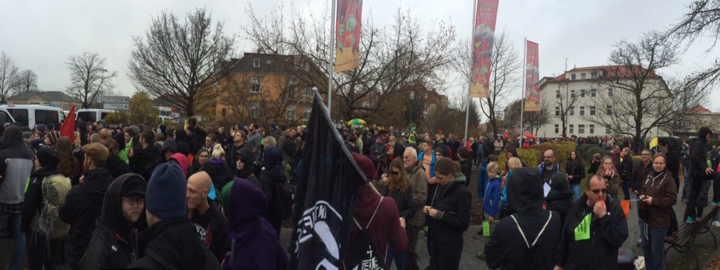 StadtBautzen's tweet photo. Pfeifkonzert gegen rechte Musik - der Auftakt ist laut #bautzenbunt https://t.co/MAfY3UHSx0