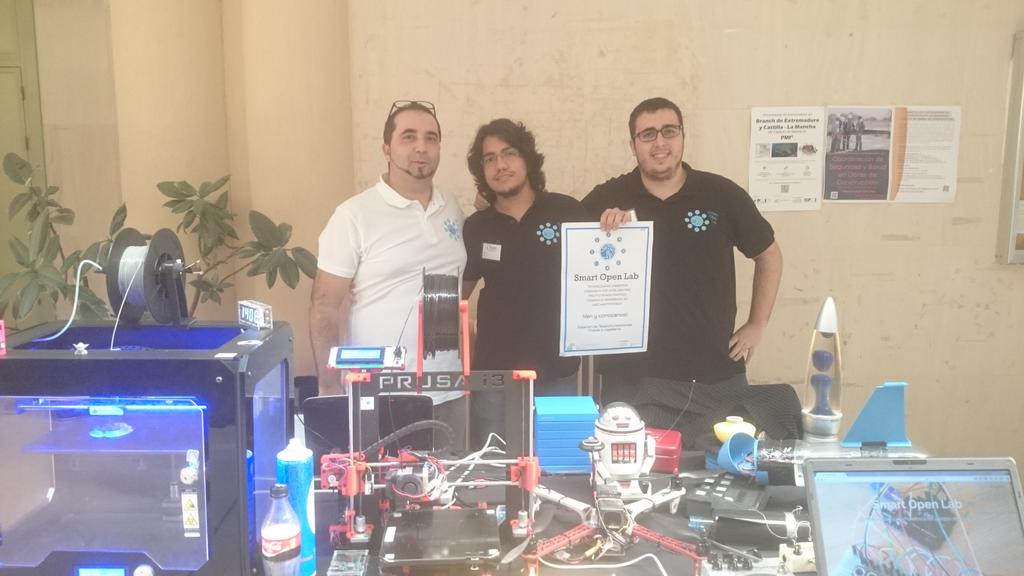 Arrejuntandonos's tweet photo. "Seamos realistas, soñemos lo imposible" @SolEpcc #MakerExtrem2015 https://t.co/iCaDaqnXYj